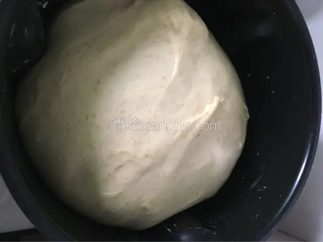 加入黄油后继续揉面30分钟至扩展阶段，醒面一小时发面至两倍大