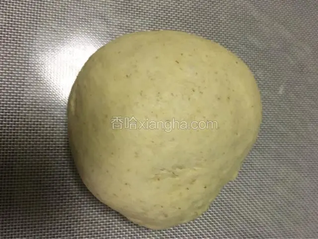 面团醒发完闭，再启动揉面机揉面5分钟排空面团里面的空气，放案上醒面10分钟