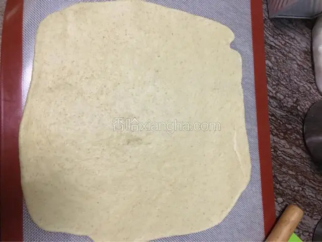 用擀面杖把面团擀成面片