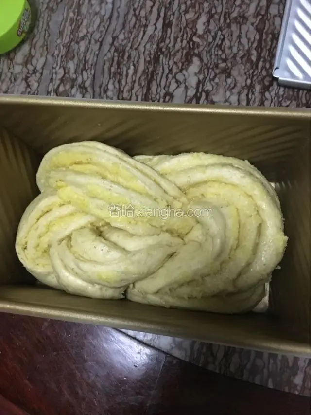放入模具第二次醒发至模具八分满