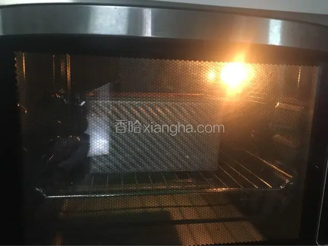 上下火下层180度烤40分钟，注意观察表面上色满意后加盖锡纸