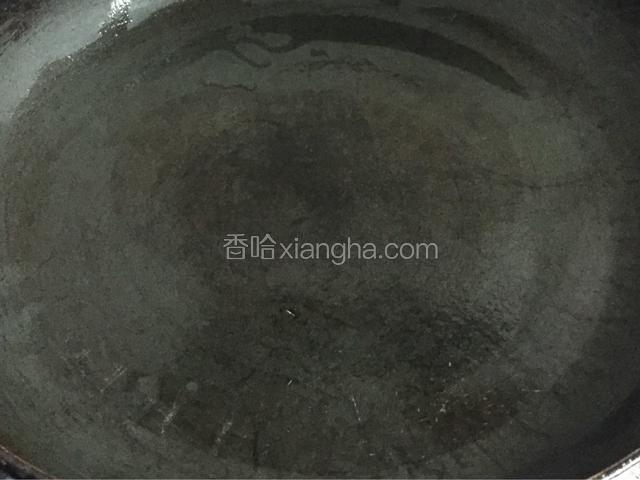 平底锅倒入少许油均匀铺开（建议用平底锅，这样可以轻微转动平底锅，方便摊开蛋液）