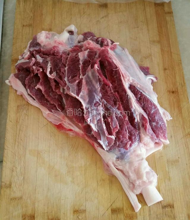 准备牛腱子肉1500克；