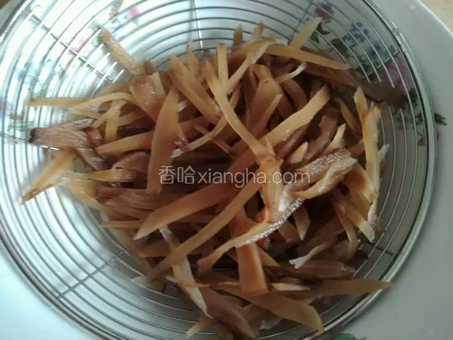 用水洗2-3次，去咸味