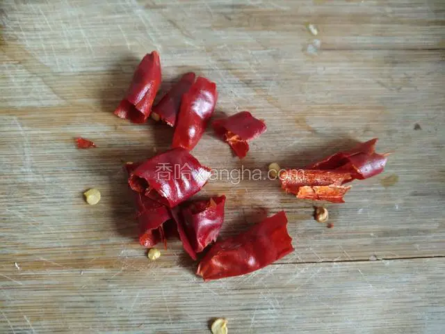红辣椒切段备用