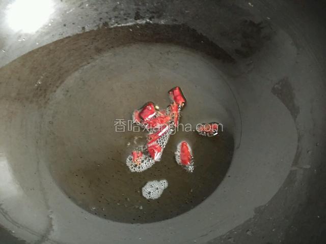 热锅热油，放入辣椒炒出香味