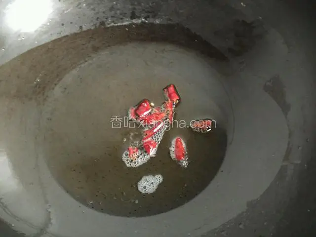 热锅热油，放入辣椒炒出香味