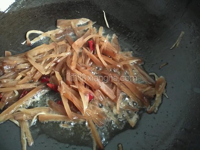 放入咸菜条翻炒片刻