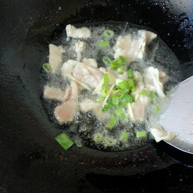 锅里倒油爆香肉片，放入葱姜翻炒出香味