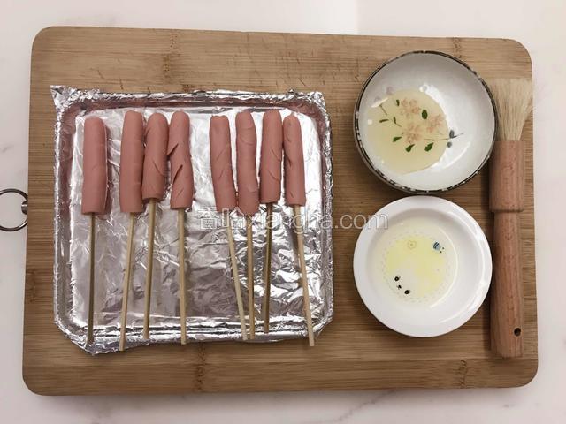 准备食油和蜂蜜，肉肠先刷食用油后刷蜂蜜。