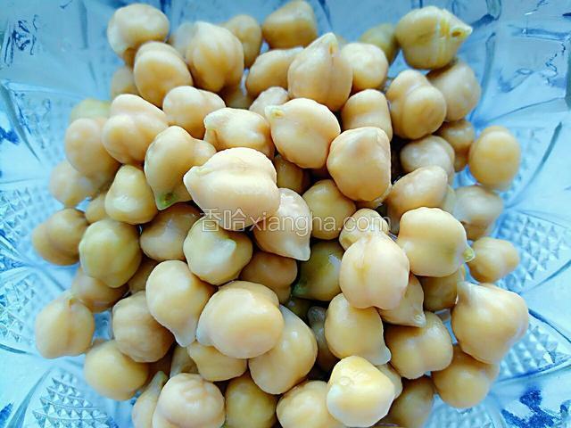 这是浸泡好的鹰嘴豆，很饱满