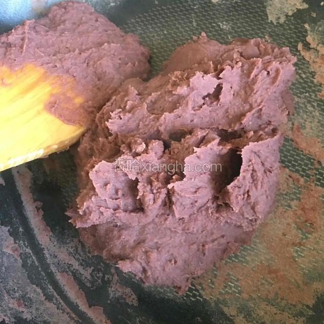 炒制水分没有了，有些变硬，还有沙沙的感觉就可以挺火，晾凉