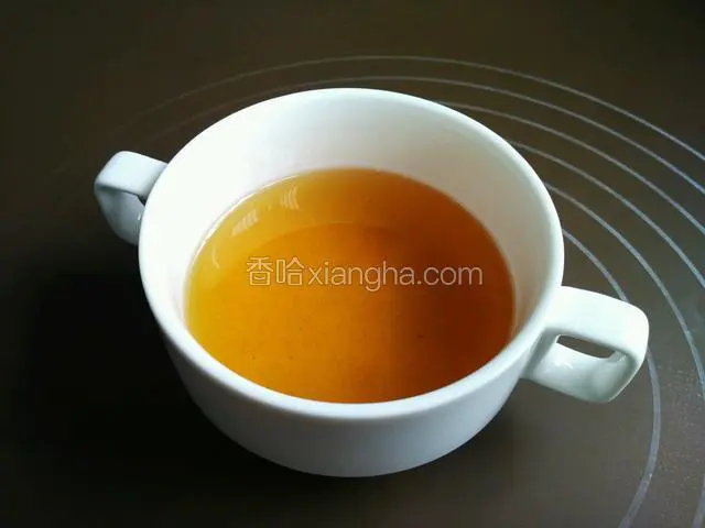 剩下的就是熬好的花椒油了，冷却后可以放入密封罐，冷藏保存。拌菜拌面加一点点增添一些麻香。