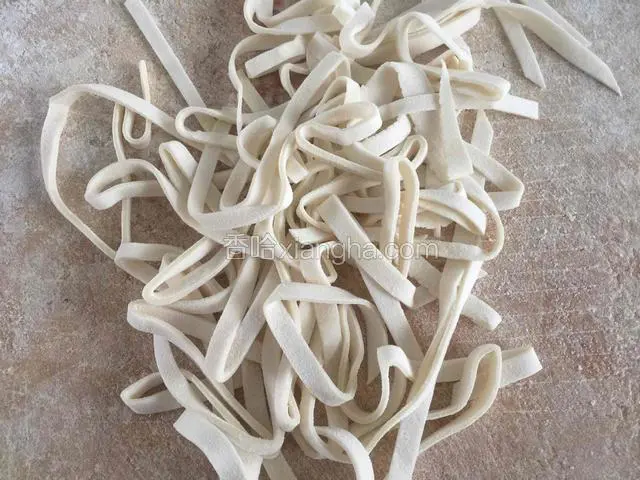 切成宽面条。