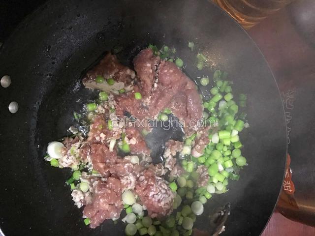 再加入肉泥（我直接超市打好）炒到变色煸香倒入料酒和盐 美极鲜 和蚝油