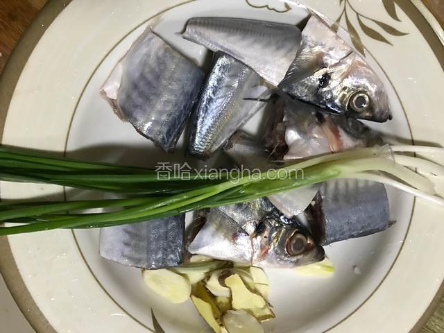 青鱼洗干净切段 其他配料准备好