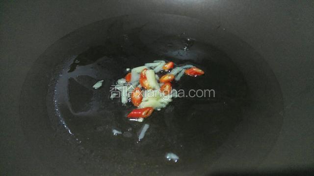 锅内热油，下辣椒、姜爆香。