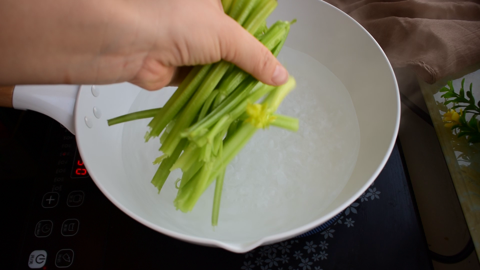 芹菜洗净，放开水里煮2分钟