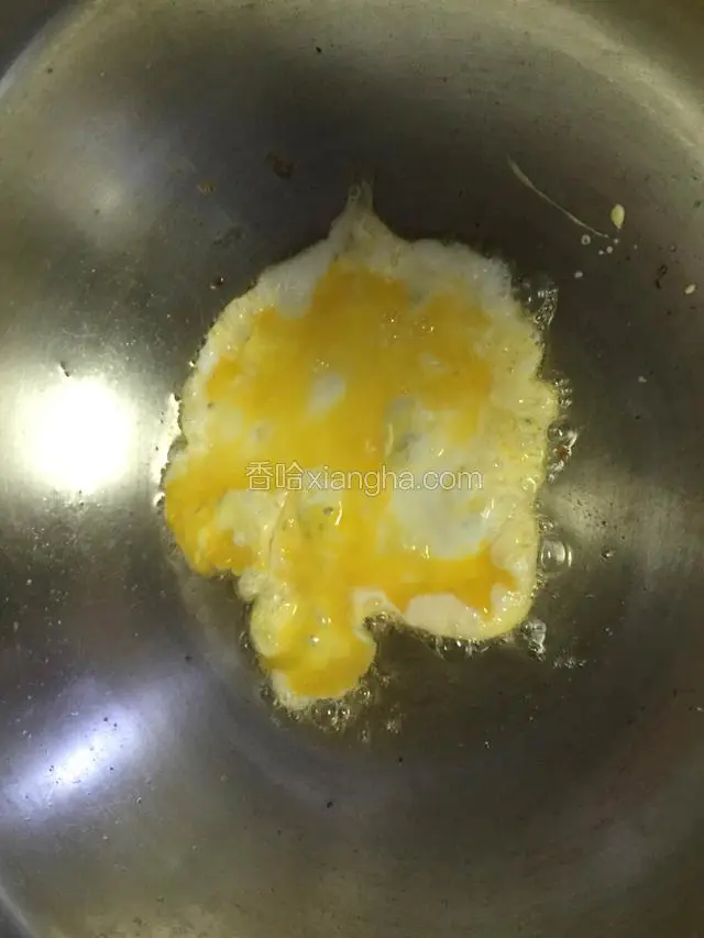 锅内放油烧热，倒入打散的鸡蛋液焯熟盛出。