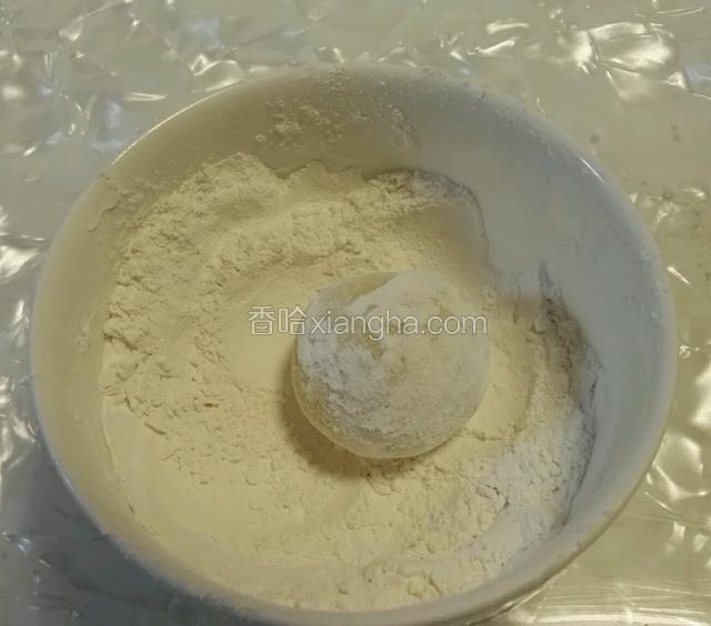 取15克左右搓成圆球，放入糯米粉里打个滚。（不要做大了，不好炸，容易外面糊了里面还没有熟。）