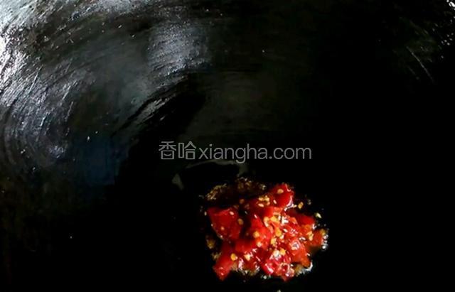 油温六成热加入剁椒炒出红油，加入鸡精粉炒匀关火。