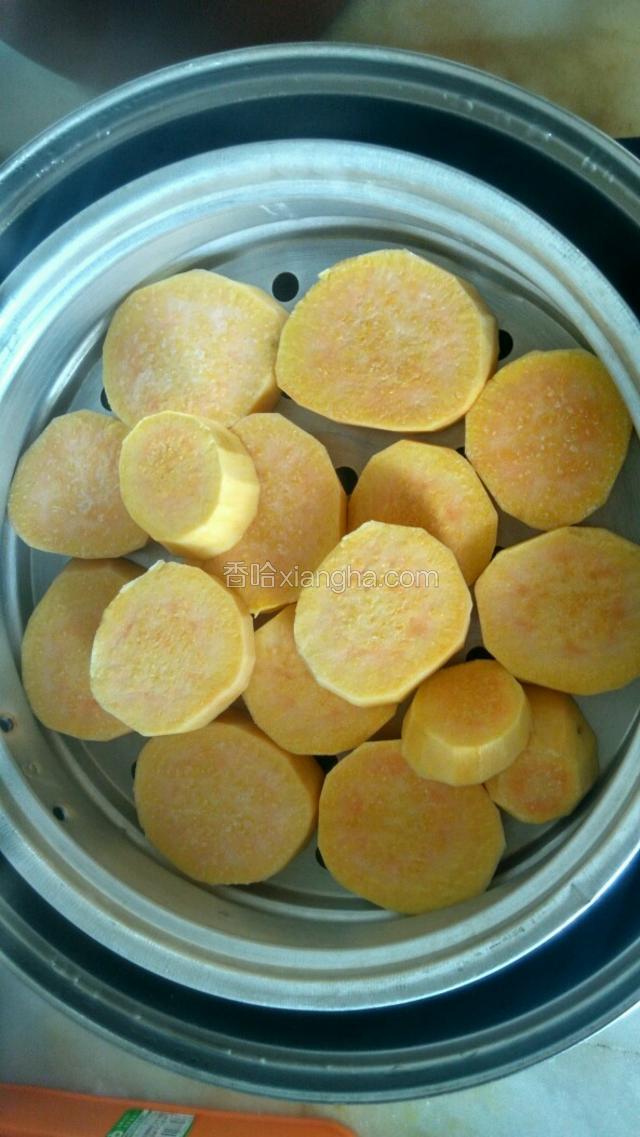 锅加水，把红薯放入锅里蒸，大火烧开，改中火蒸十五分钟