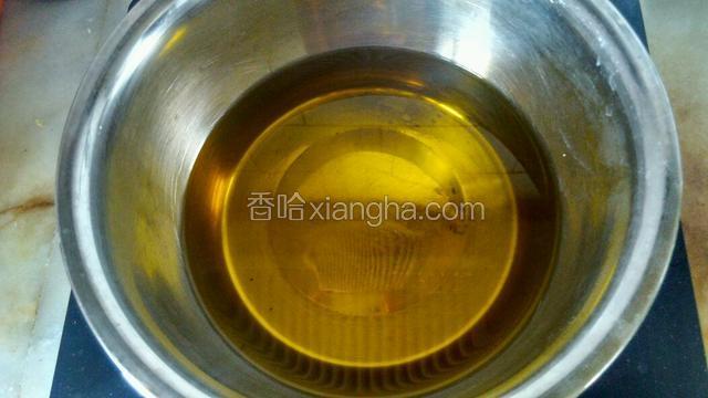 锅加油，油温五成热