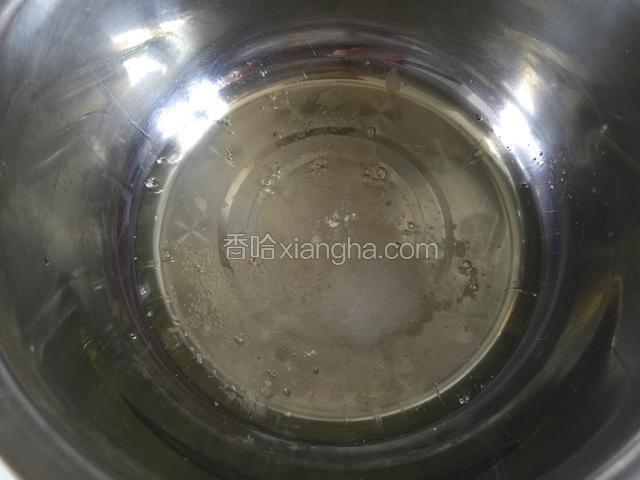 蛋白加入白醋和10克白糖低速搅打一分钟。