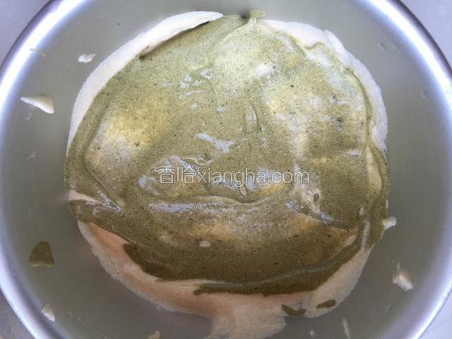 上面放少许抹茶糊用刮刀散开。