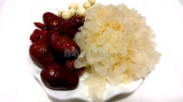 准备食材，把银耳、莲子泡发好，控干水份，红枣、枸杞洗净。