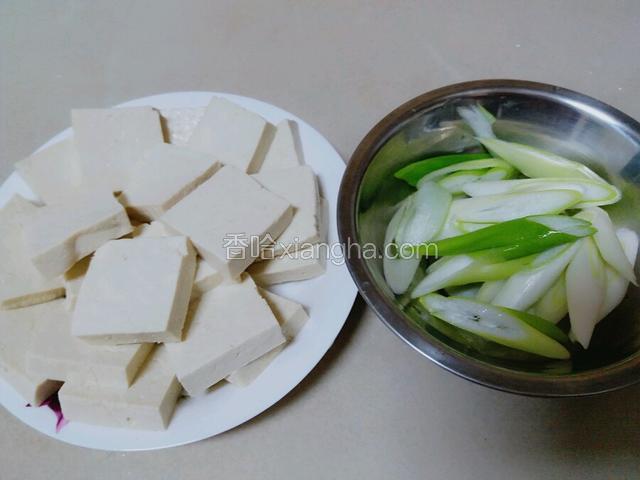 豆腐切成一厘米厚的方块，大葱斜切成小段。
