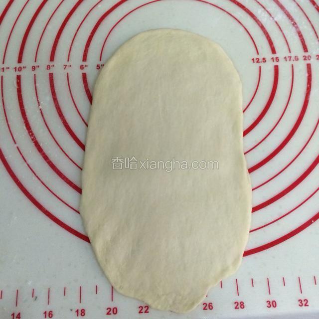 取一个松弛好的面团，擀成椭圆形的面片。