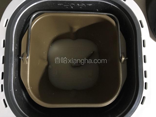 170g温水倒入面包机桶中，加入6g酵母搅拌均匀；
