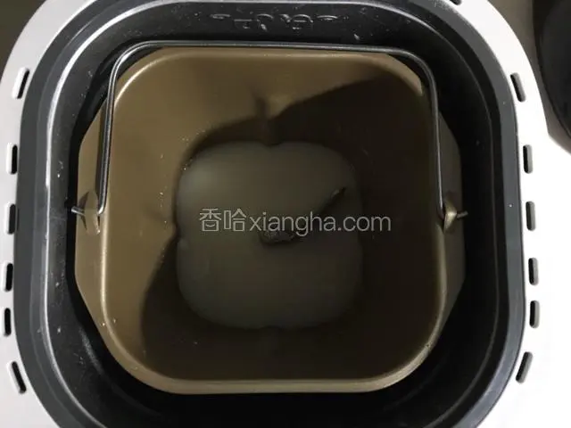 170g温水倒入面包机桶中，加入6g酵母搅拌均匀；