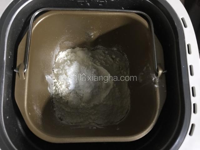 300g普通粉、30g白砂糖、3g泡打粉和2g小苏打混合倒入面包机桶中；