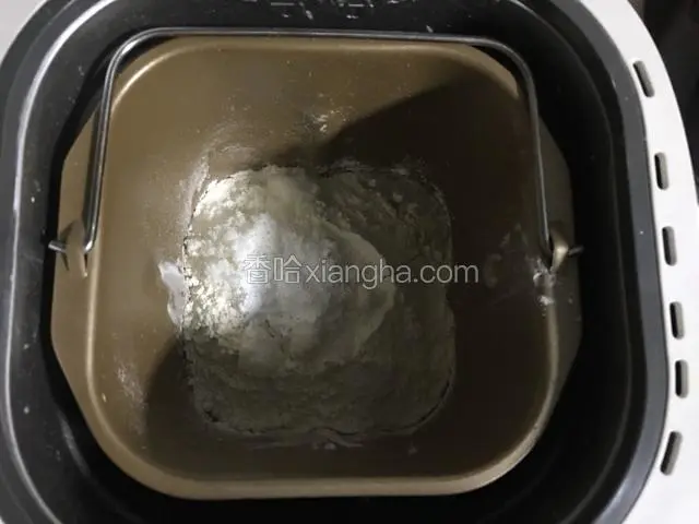 300g普通粉、30g白砂糖、3g泡打粉和2g小苏打混合倒入面包机桶中；
