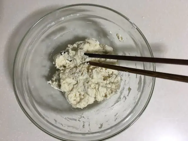 夹心材料中的70g面粉和50g水混合均匀；
