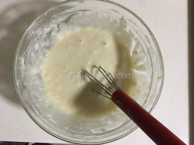 夹心材料中的70g白砂糖倒入夹心材料中，搅拌均匀；