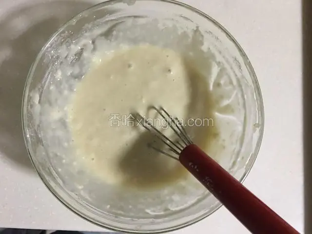 夹心材料中的70g白砂糖倒入夹心材料中，搅拌均匀；