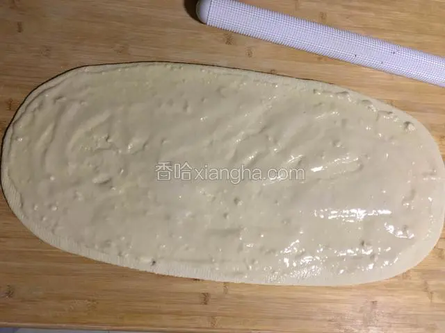 将夹心材料均匀地涂抹在面片上；