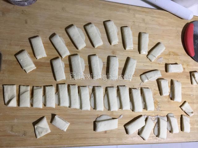 用刀切成小段，盖上保鲜膜发酵至两倍大；