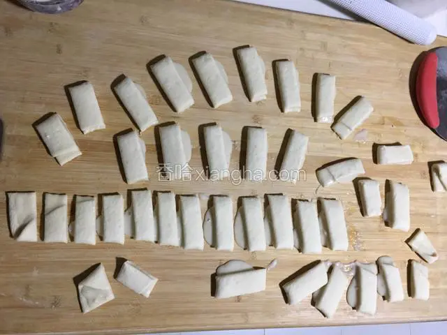 用刀切成小段，盖上保鲜膜发酵至两倍大；
