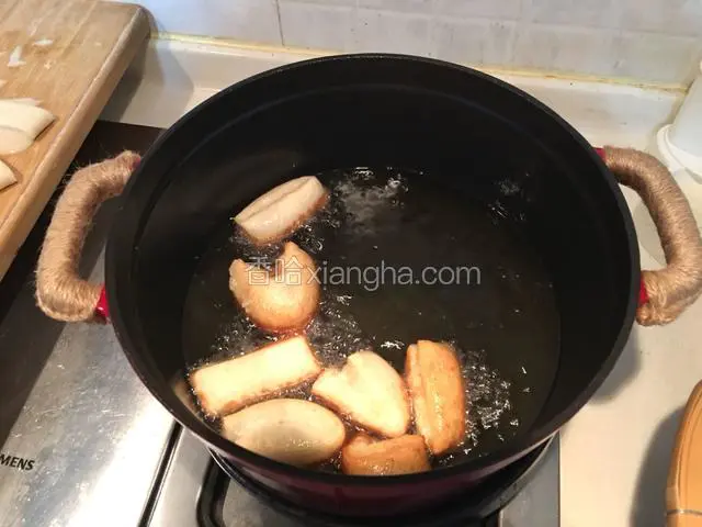 起锅倒入植物油，中小火加热至170度（或者丢下去一个试试能浮起来，就说明油温刚好）；