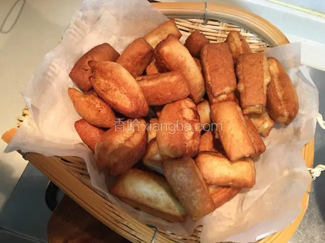 用筷子不停地翻至表面金黄色捞出；