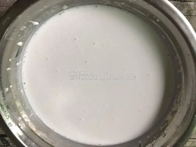 将400ml椰浆加120克炼奶搅拌后加入另一半稠粉浆搅拌均匀，成为小白（不加炼奶也可以）