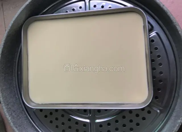 架锅烧水，放入蒸盘隔水蒸，水烧开后，先倒一层小黄蒸2分钟左右（变固体即为熟），层次越多，蒸的时间越长