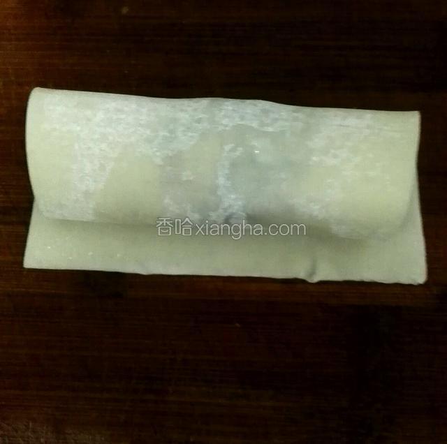 把放有馅的皮子从上到下卷，把馅卷在里面