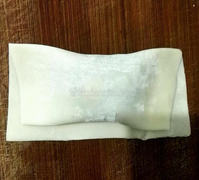 卷好后，两边粘上水，捏紧，防止到时候进水