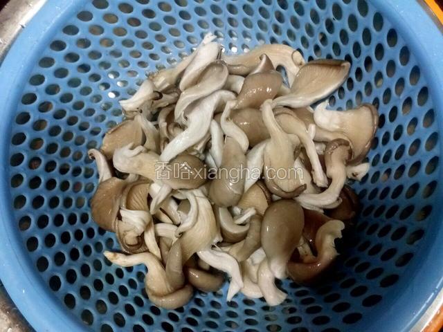 捞起沥干水分。