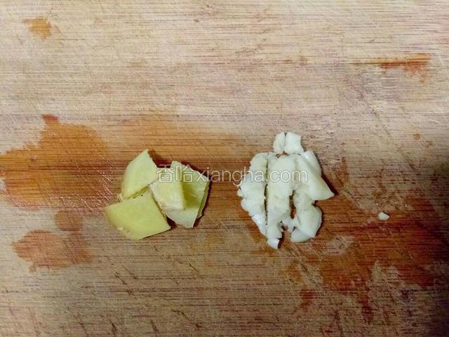 切几片姜，两瓣蒜拍碎后切断。